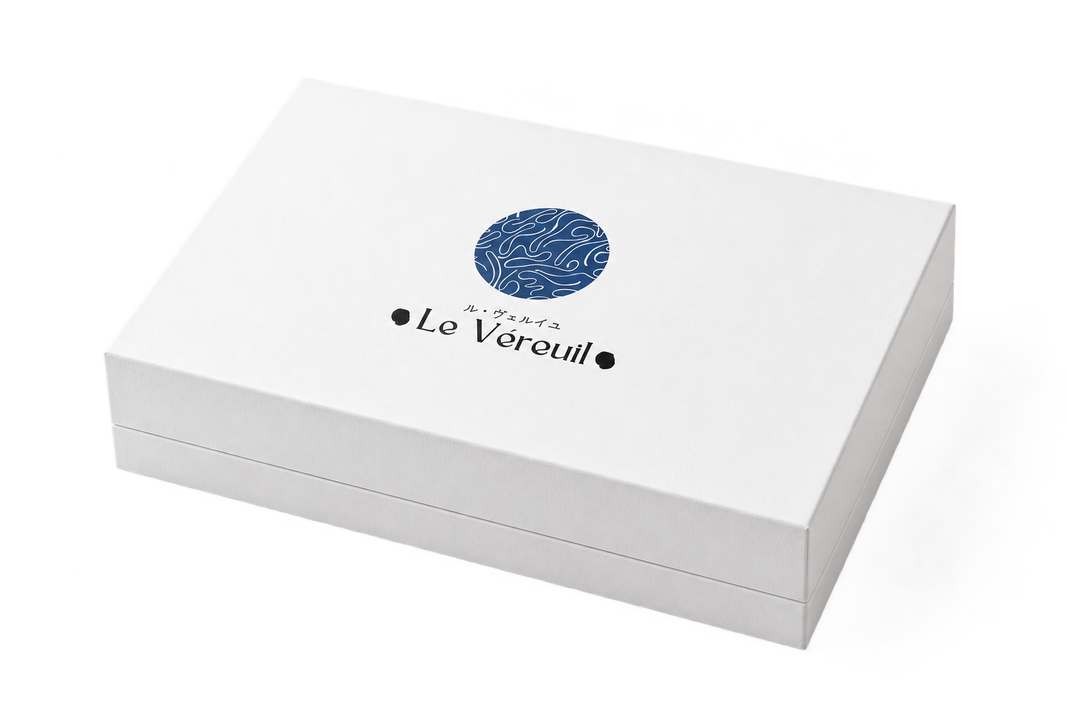 Le coffret blanc minimaliste Le Véreuil, signé du logo de la maison